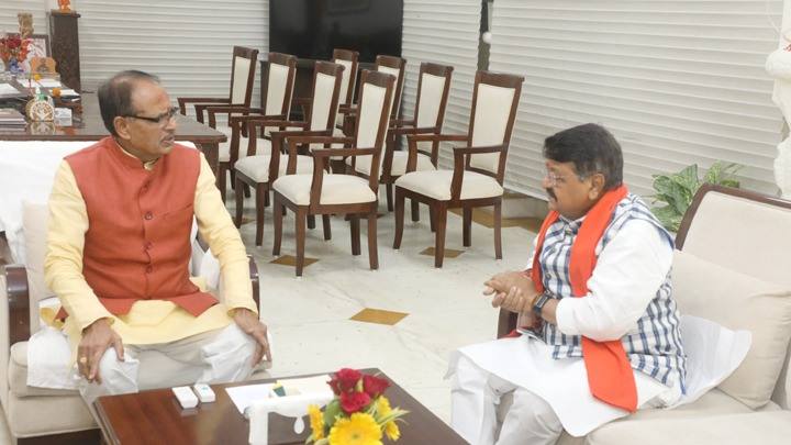 मुख्यमंत्री श्री चौहान से पूर्व मंत्री श्री विजयवर्गीय ने की सौजन्य भेंट